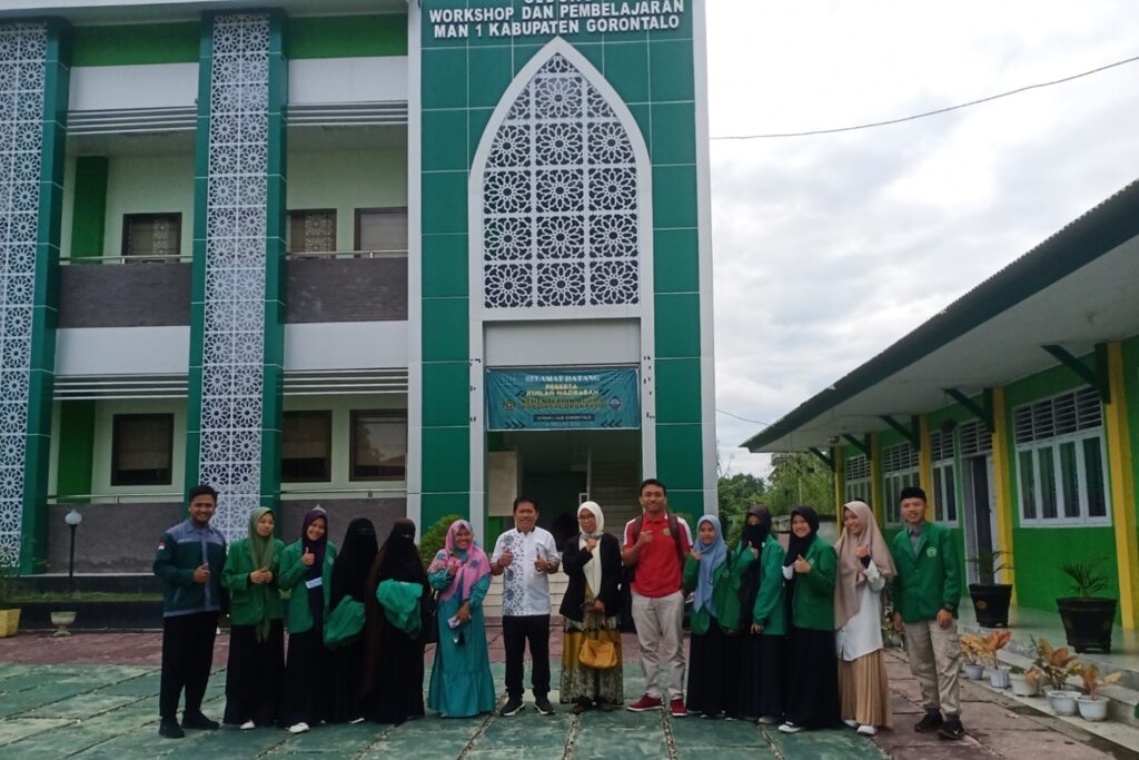 Foto bersama Tim Sosialisasi PBA IAIN Sultan Amai Gorontalo dengan Kepala Madrasah Aliyah Negeri 1 Kabupaten Gorontalo