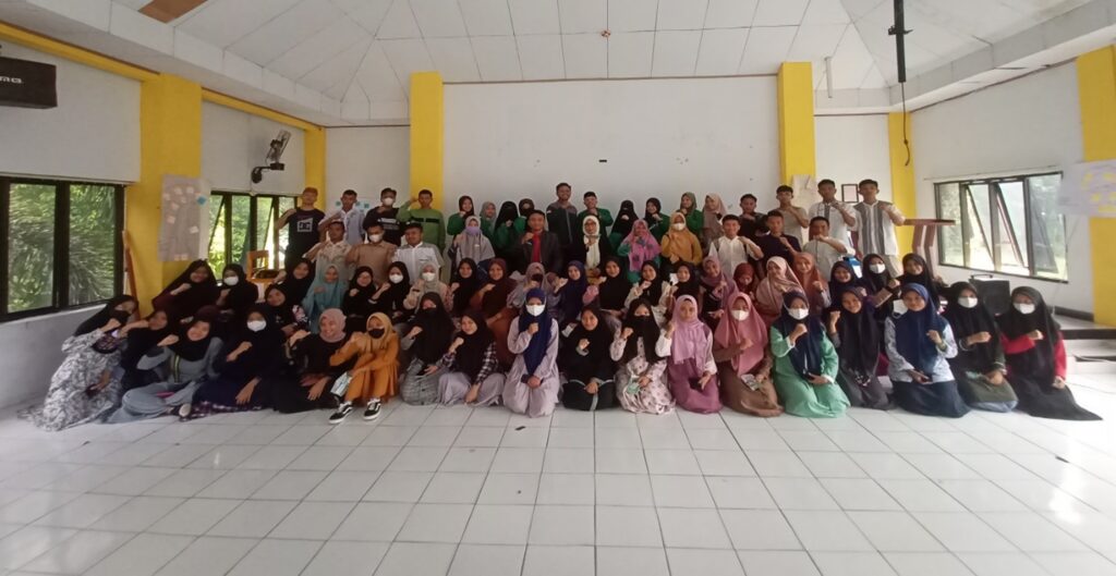 Foto bersama Tim Sosialisasi PBA IAIN Sultan Amai Gorontalo dengan Siswa-Siswi Madrasah Aliyah Negeri 1 Kabupaten Gorontalo